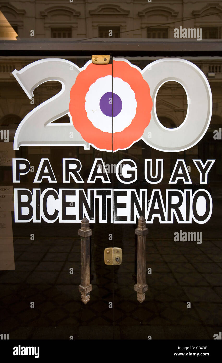 200 Jahre Paraguay Zweihundertjahrfeier auf einer Bank-Fronttür Stockfoto