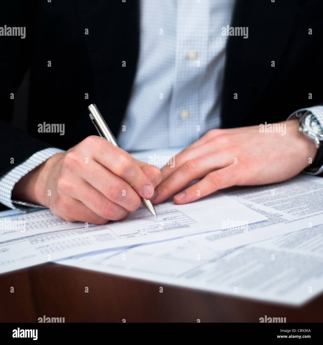 Geschäftsdokumente auf einem Schreibtisch ausfüllen Stockfoto