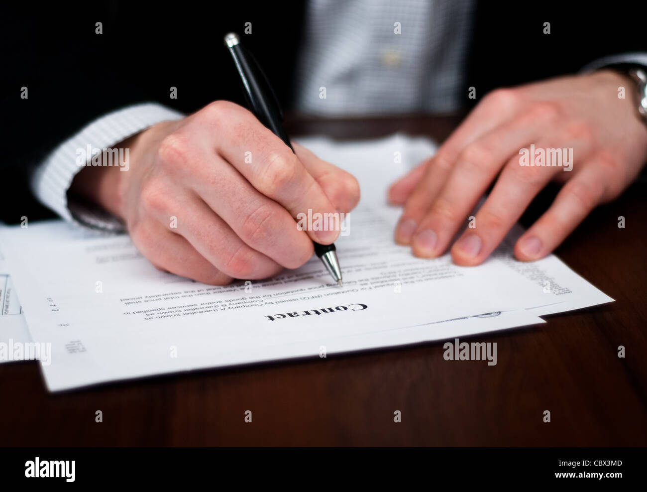 Geschäftsdokumente auf einem Schreibtisch ausfüllen Stockfoto