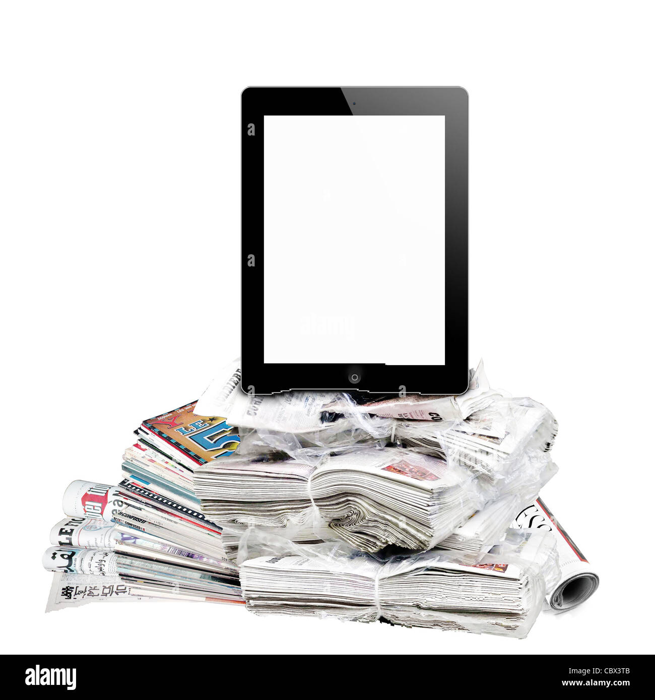 E-Reader und Zeitungen isoliert auf weiss. Stockfoto