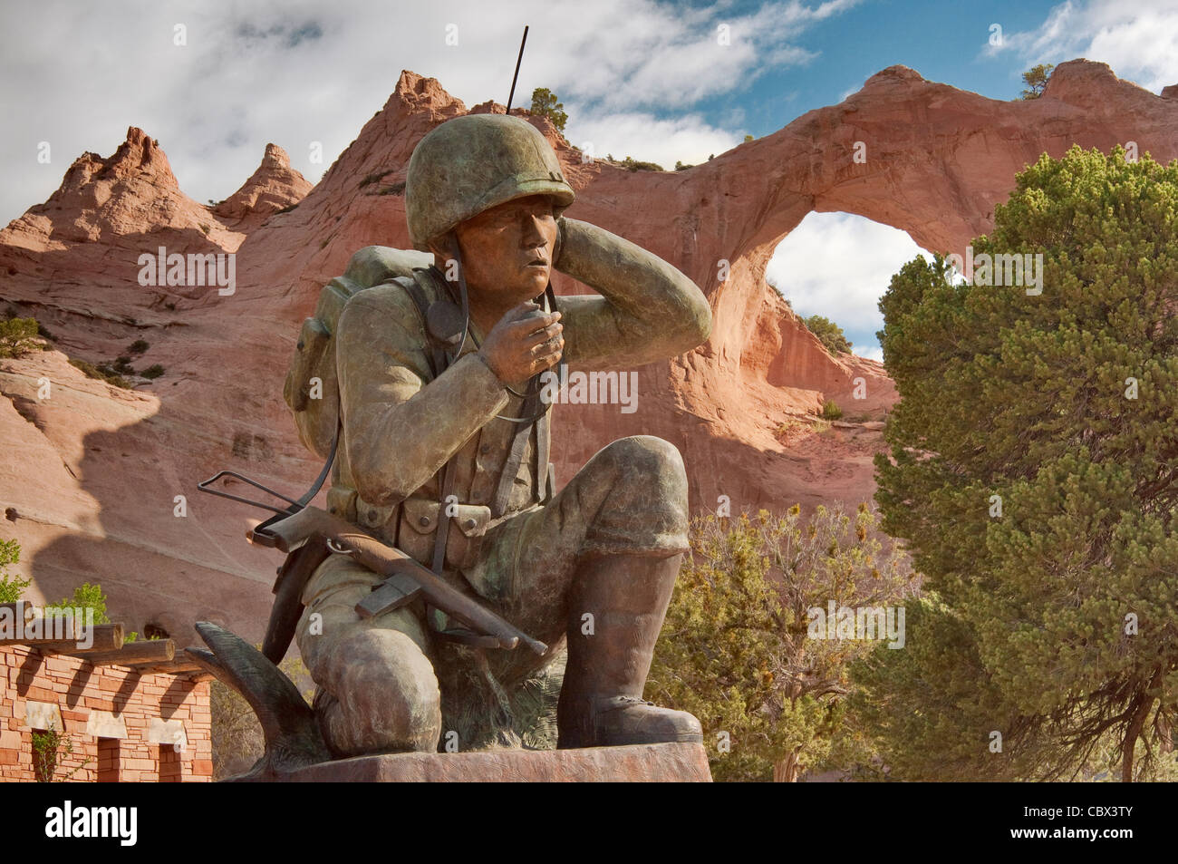 Navajo-Code Talker Denkmal am Tribal Park & Veteran Memorial, Window Rock Bogen hinter sich, an der Stadt von Window Rock, Arizona, USA Stockfoto