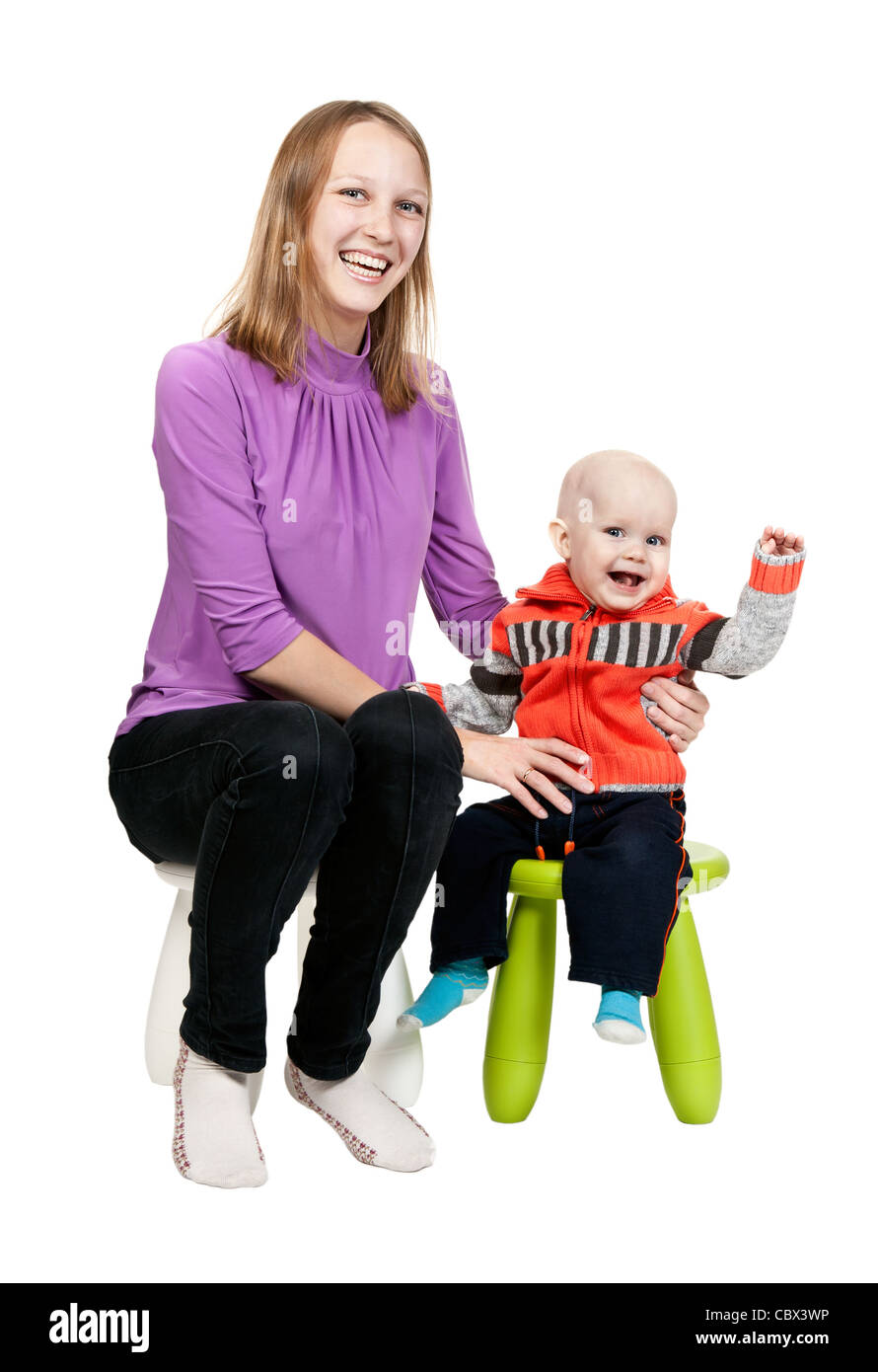 Mutter und Sohn auf einem Stuhl im Studio isoliert auf weißem Hintergrund Stockfoto