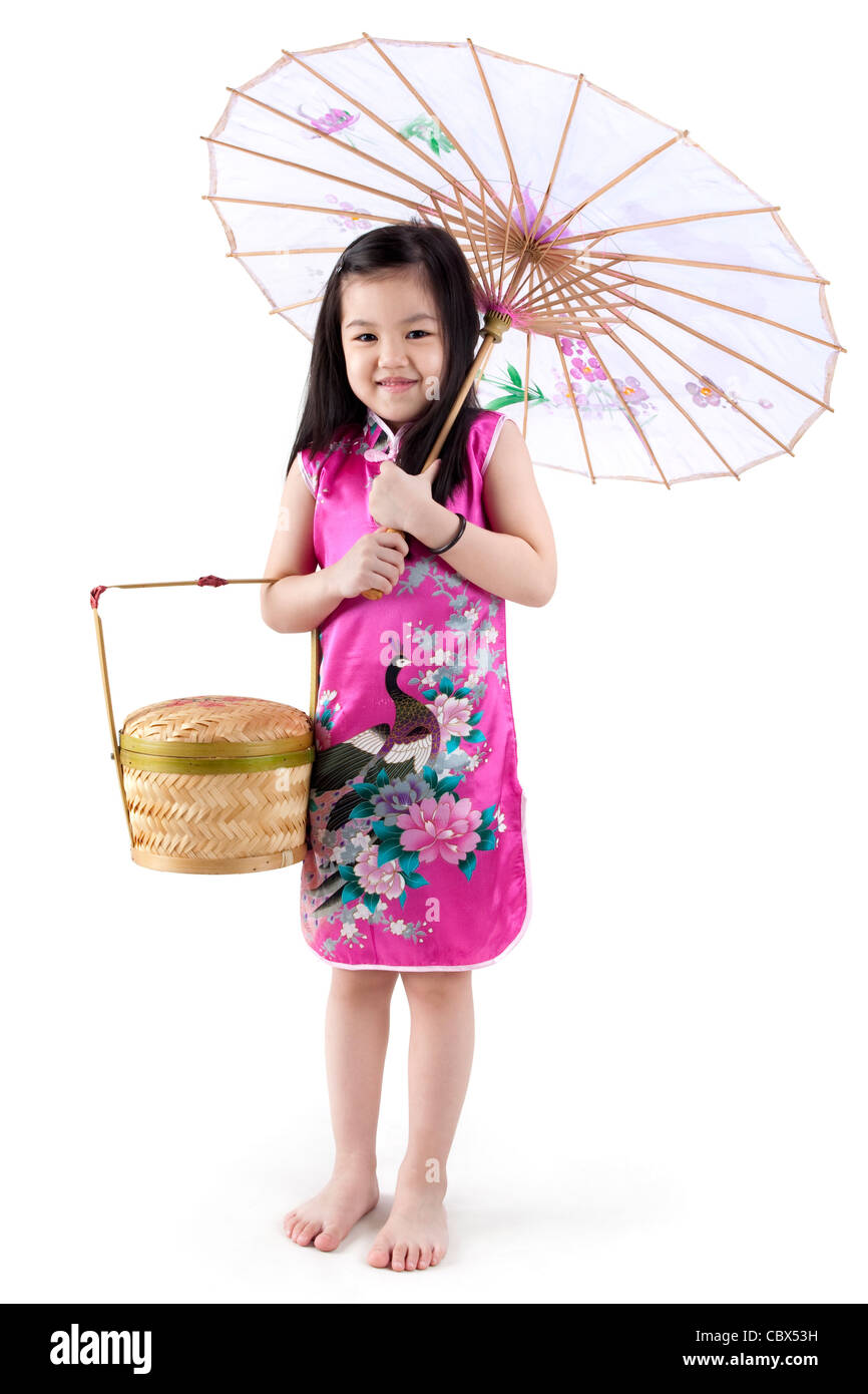 Orientalische Mädchen in der traditionellen chinesischen Kleid Cheongsam mit Regenschirm und Korb Stockfoto