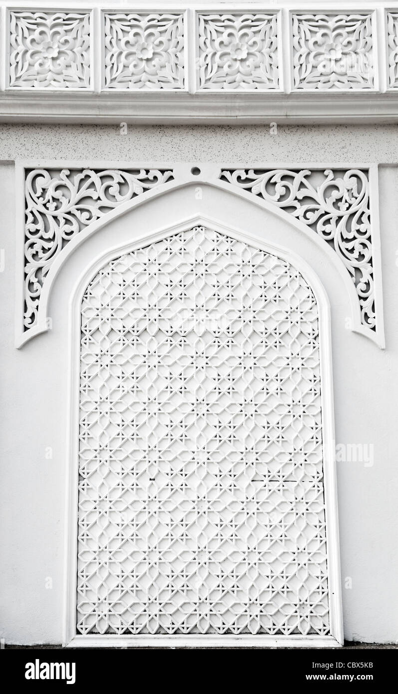 Ein Beispiel für islamische Moschee Design betoniert an einem Gebäude in Terengganu, Malaysia. Stockfoto