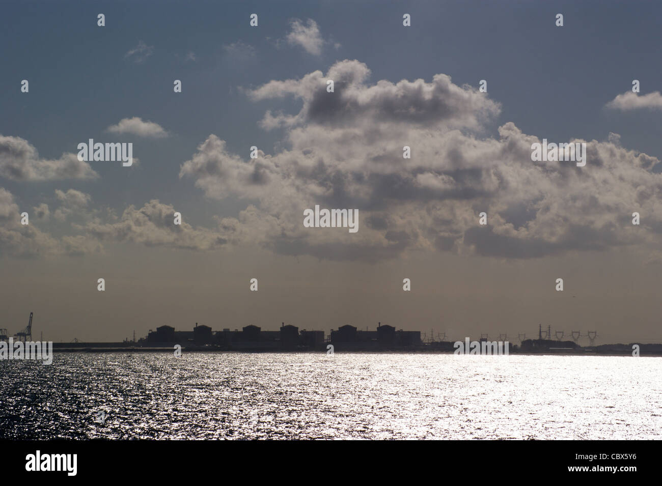 Gravelines Atomkraftwerk gesehen in der Silhouette aus dem Ärmelkanal, Dünkirchen, Dunkirk, Frankreich Stockfoto