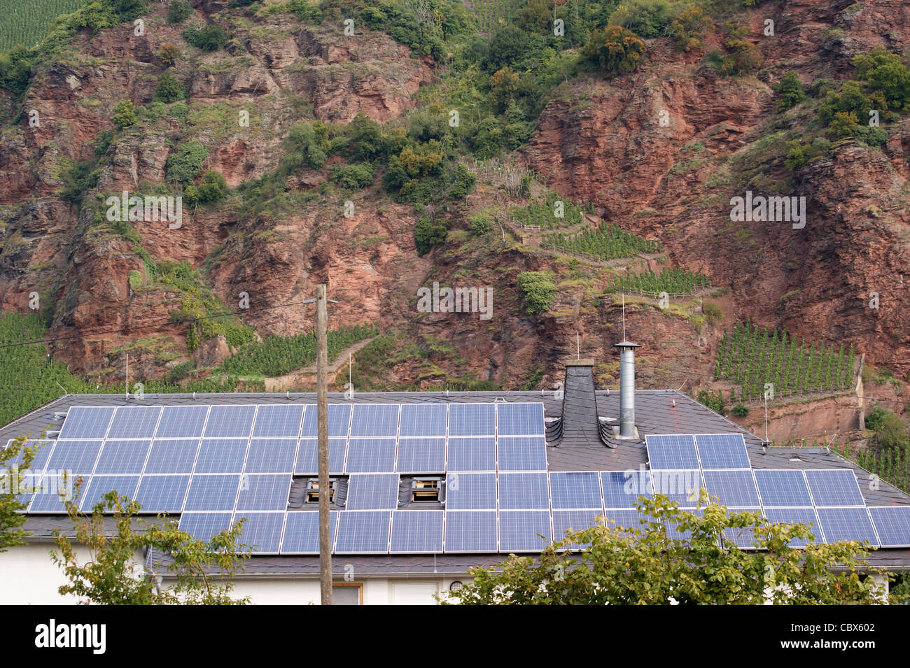 Inländische Solarzellen auf ein Haus im Erdener Treppchen Weinberg, in der Nähe von Erden, Mosel, Rheinland-Pfalz, Deutschland Stockfoto