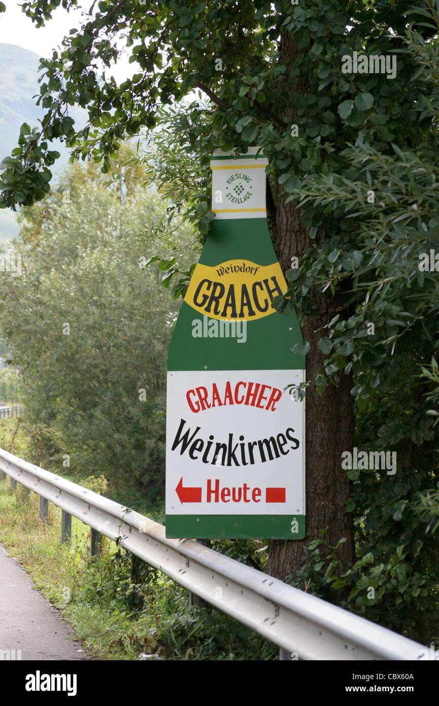 Melden Sie kündigt ein Straßenfest Wein Strassenweinfest in Form einer Weinflasche, Graach, Mosel, Rheinland-Pfalz, Deutschland Stockfoto