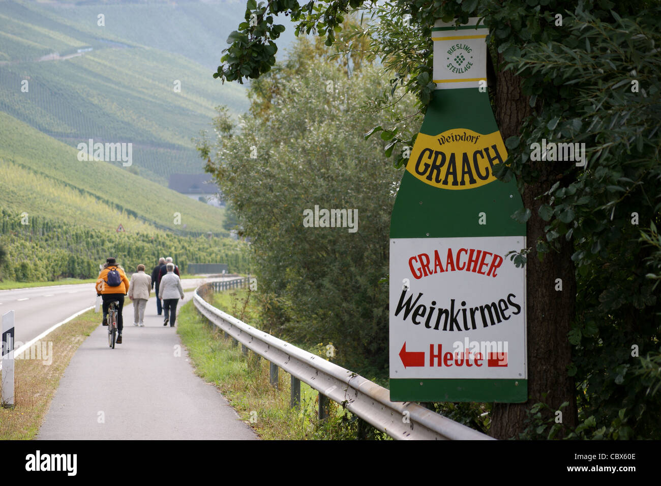 Melden Sie kündigt ein Straßenfest Wein Strassenweinfest in Form einer Weinflasche, Graach, Mosel, Rheinland-Pfalz, Deutschland Stockfoto