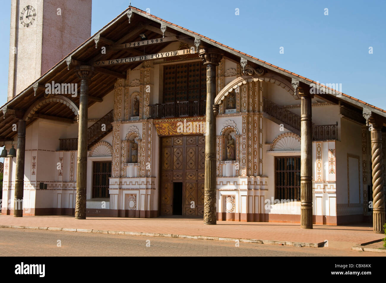 Bolivien. Koloniale Kirche von San Ignacio de Loyola (Chiquitania). Alten Jesuiten Mission(1748). UNESCO-Weltkulturerbe. Stockfoto