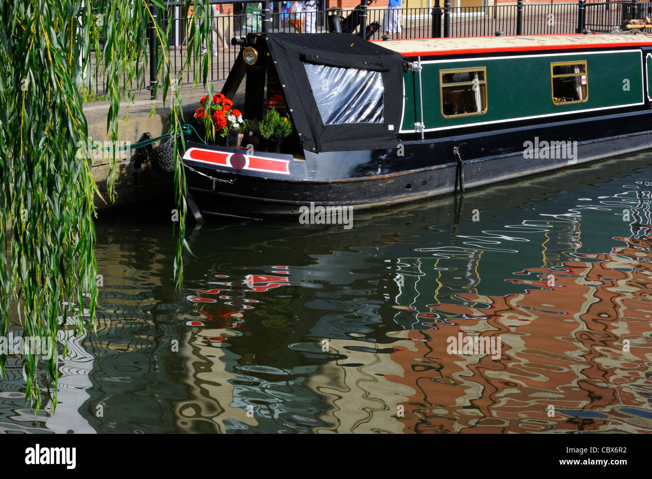 Ein Kanal Narrowboat am Ufer in Lincoln City Center Stockfoto