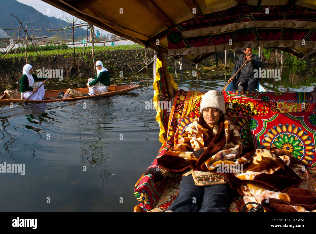 Ein Tourist fährt eine Shakira in den Dal Lake, Kaschmir Stockfoto