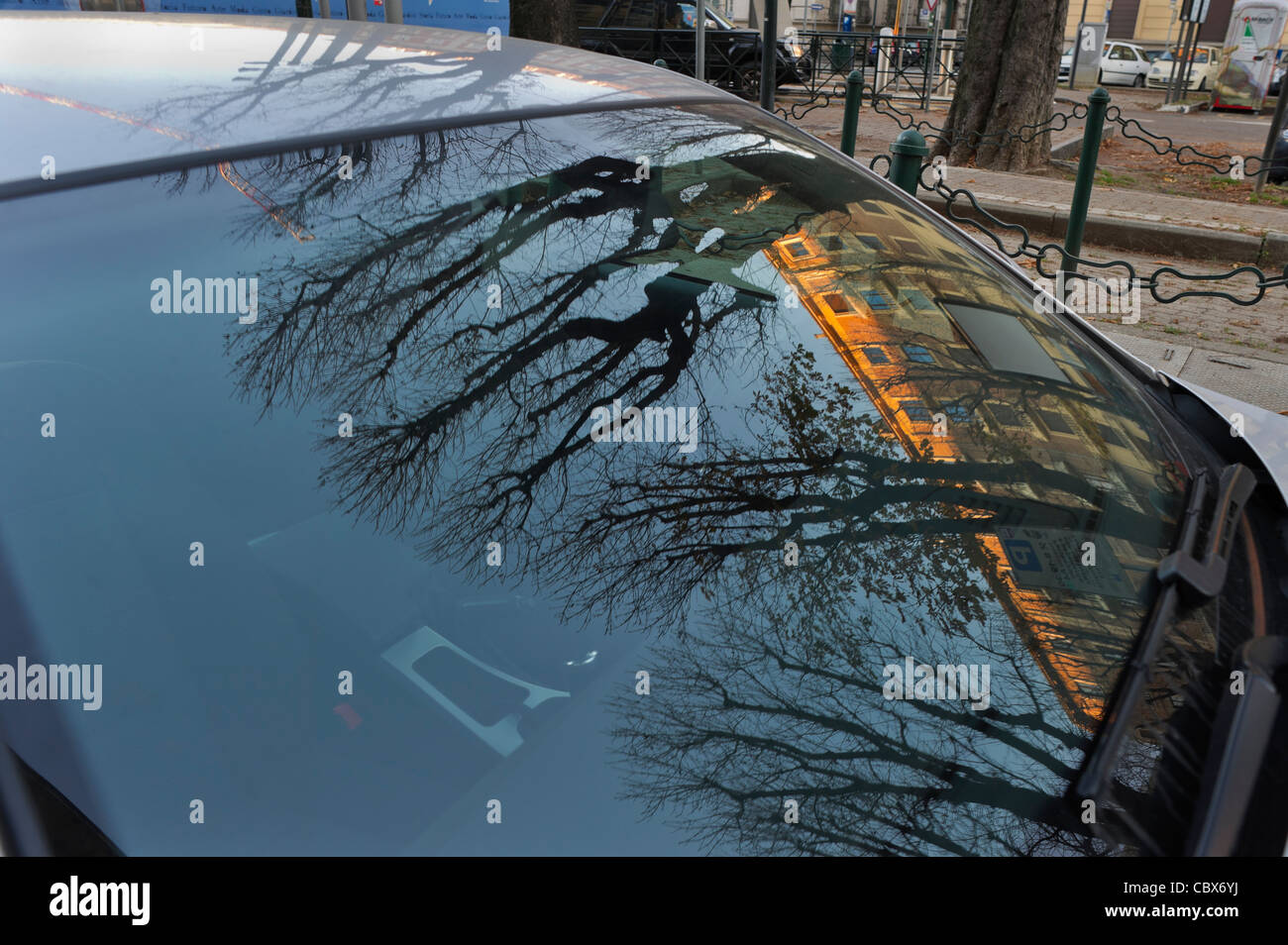 Reflexionen über ein Auto Windschutzscheibe Stockfoto
