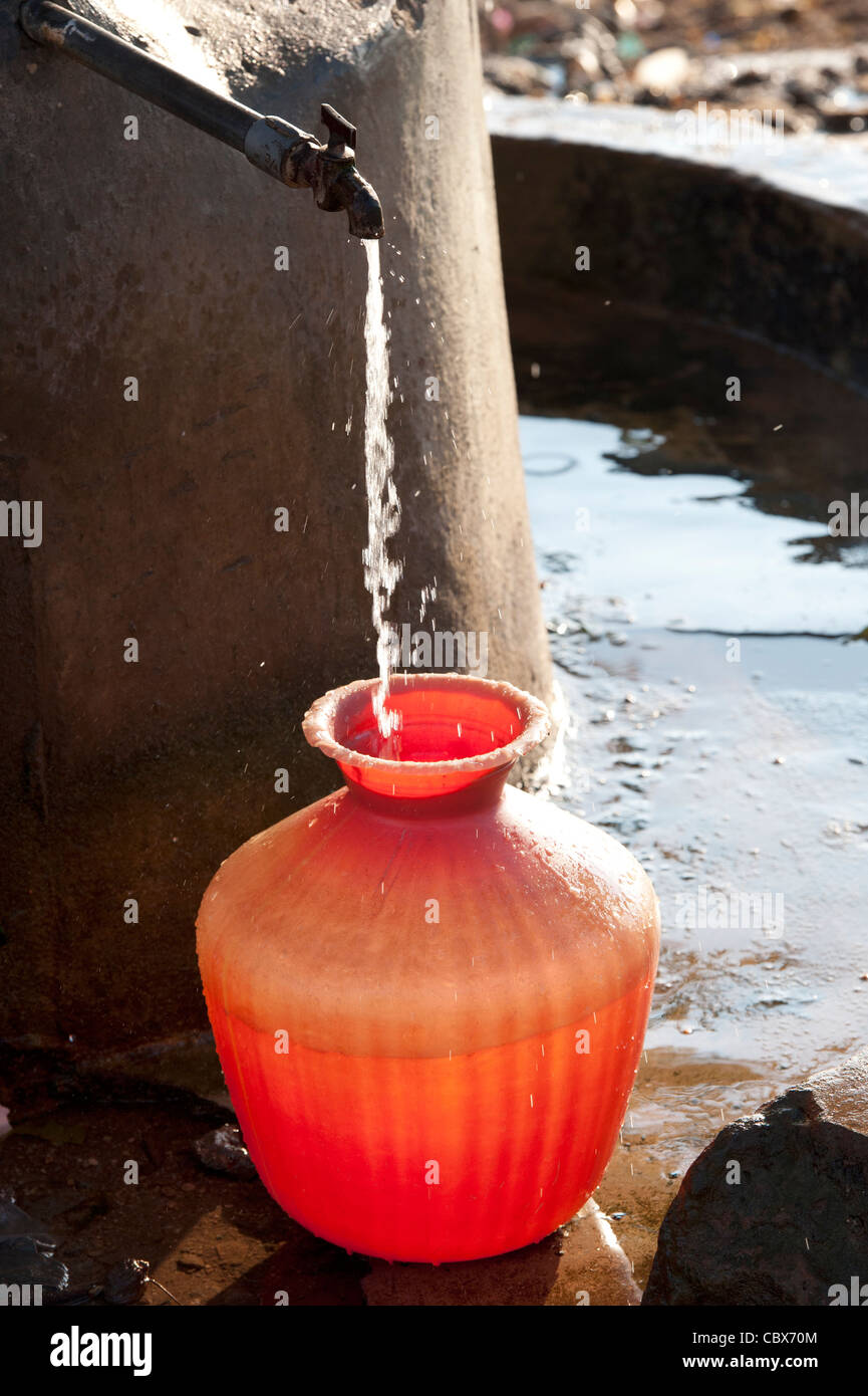 Indische Wasser Standrohr einen Kunststoff-Wassertopf füllen. Andhra Pradesh, Indien Stockfoto