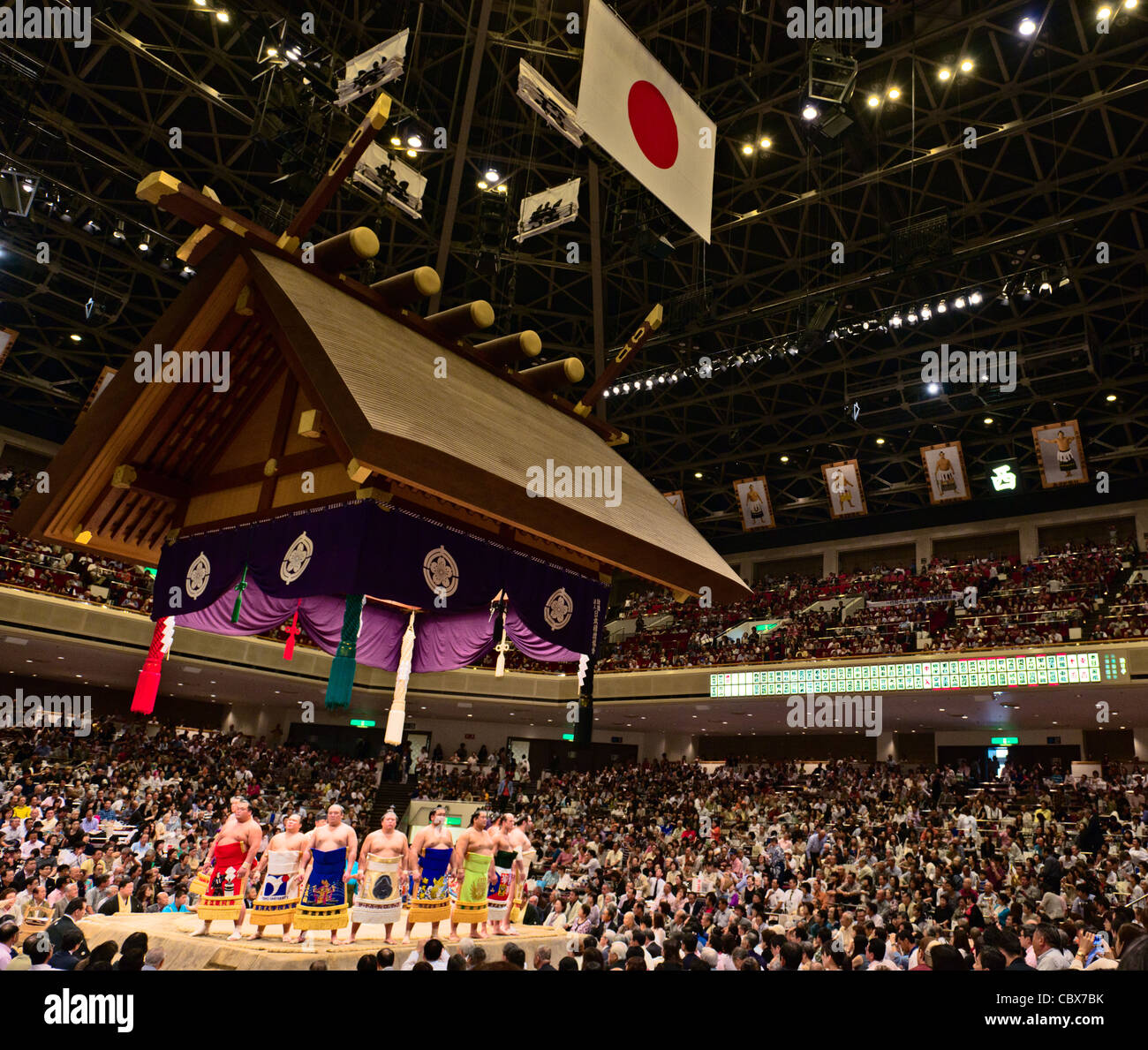 Sumo Ringer einen Ring Eingang Zeremonie - Ryogoku Kokugikan, Tokio, Japan Stockfoto