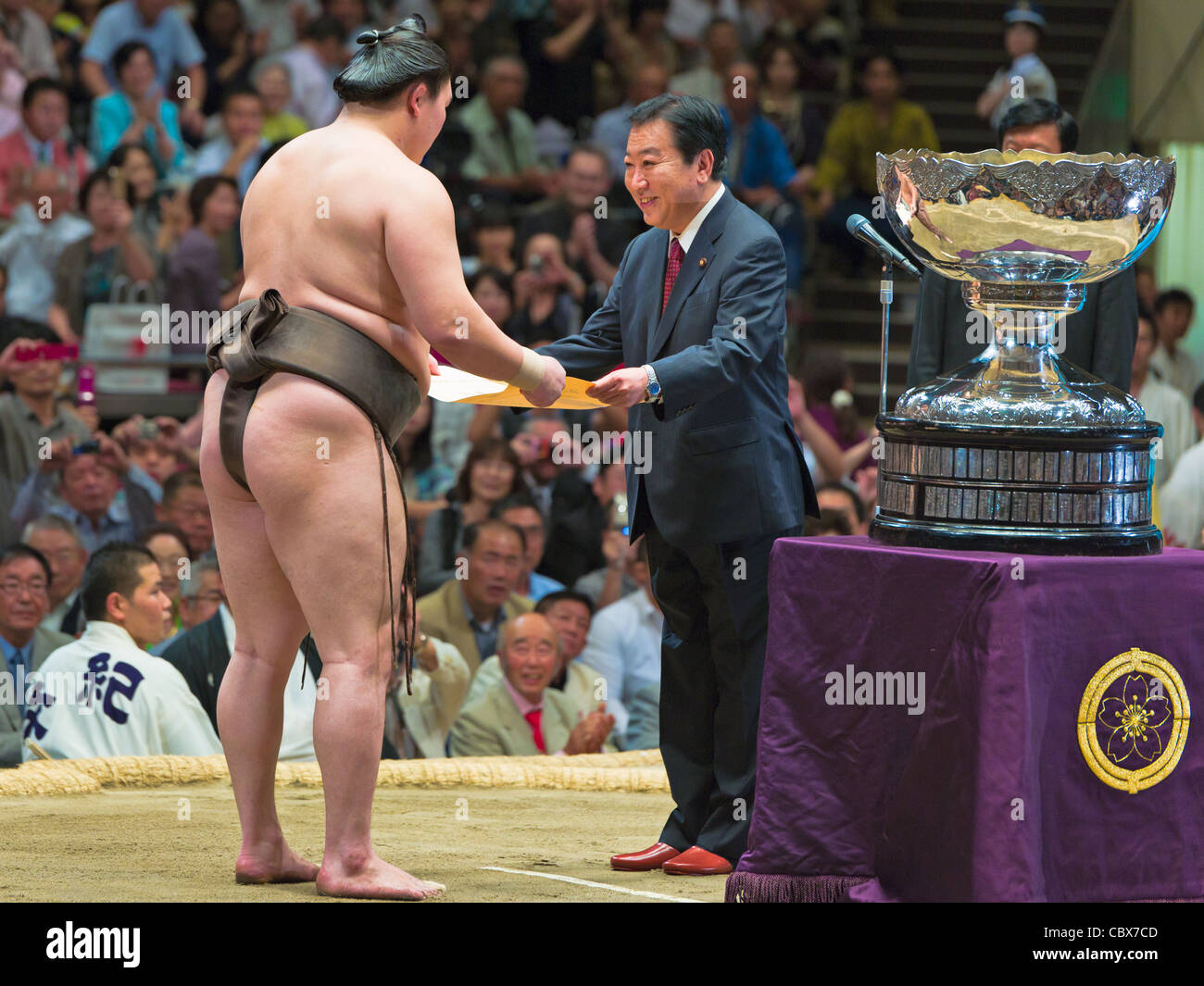 Yokozuna hakuho und der Premierminister Noda bei der Preisverleihung - Ryogoku Kokugikan, Tokio, Japan Stockfoto