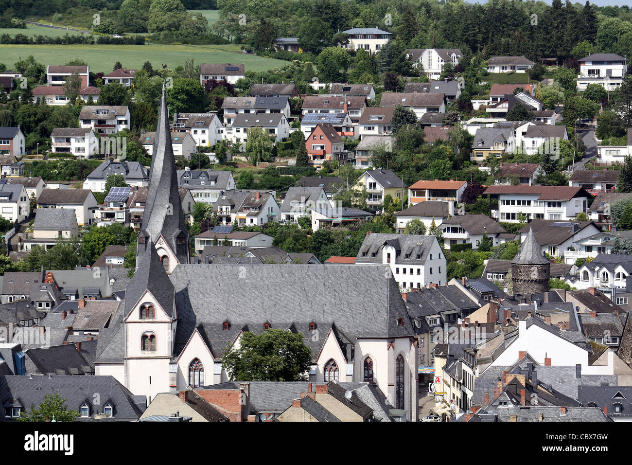 Blick auf die St.Clemens-Kirche mit dem schiefen Turm in der Stadt Mayen (Deutschland) Stockfoto
