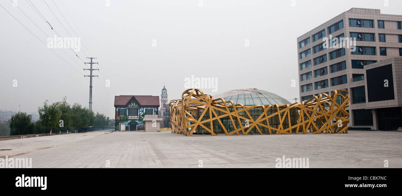 Xiadian, Beijing. OuZhou Feng Qing Xiao Zhen (eine Stadt im europäischen Stil), entwickelt von der Firma Tonghui International Media Plaza Stockfoto