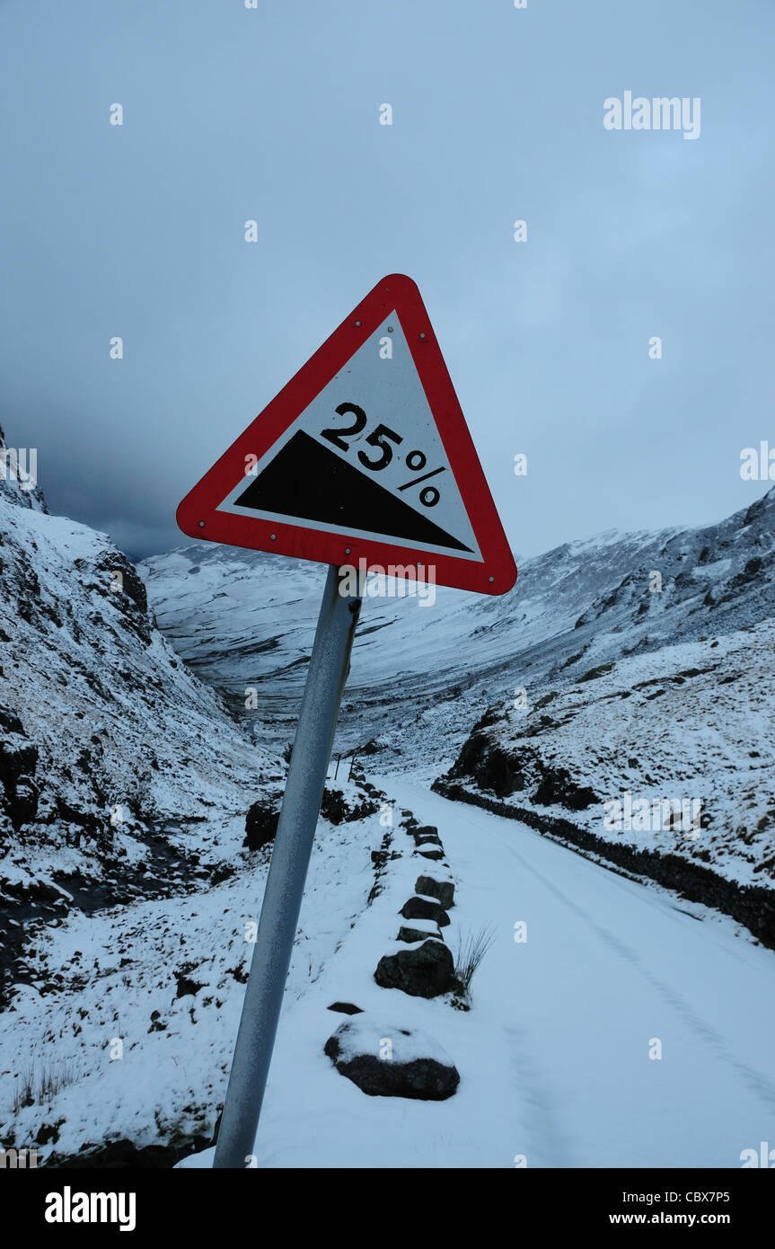 Straßenschild auf verschneiten Honister Pass im Winter im englischen Lake District Stockfoto