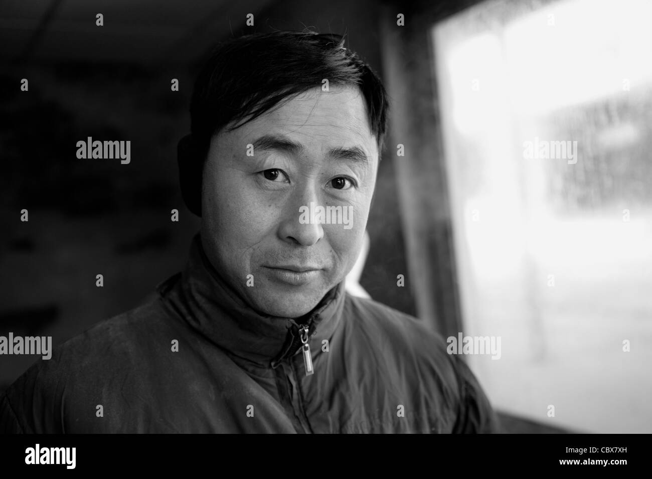 Gaobeidian, Beijing. Porträt eines Wanderarbeitnehmers während der Mittagszeit. Stockfoto