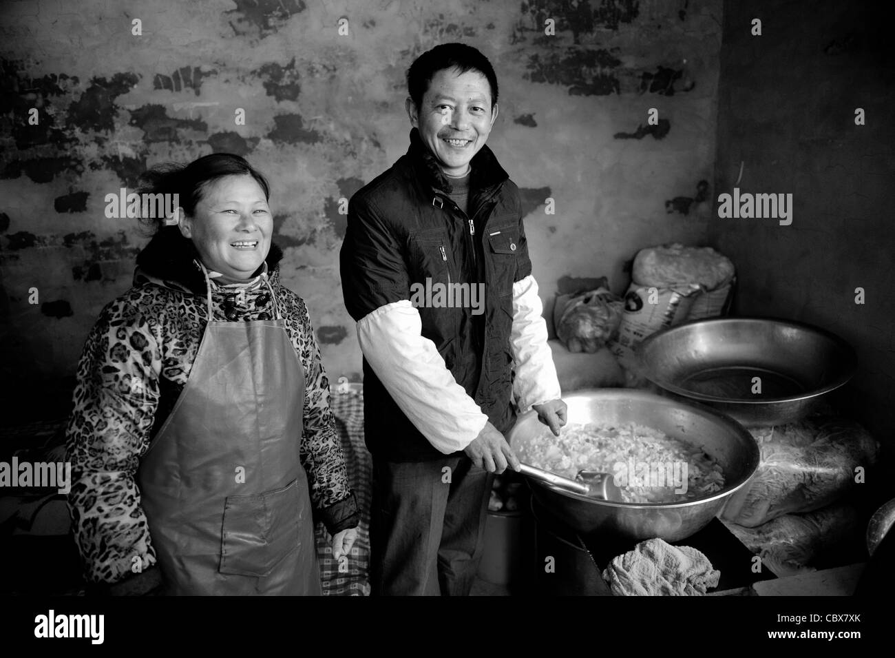 Gaobeidian, Beijing. Porträt des Herrn Zhou und Frau Wu in ihrer Küche, Zubereitung von Speisen für Wanderarbeiter auf einer Baustelle Stockfoto
