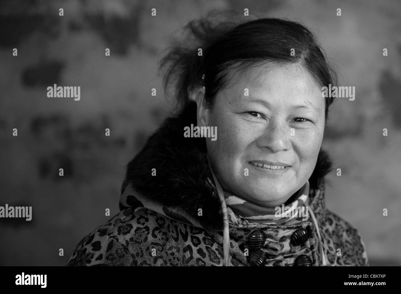 Gaobeidian, Beijing. Porträt der Frau Wu in ihrer Küche, wo sie Essen für 100 + Wanderarbeiter auf einer Baustelle bereitet Stockfoto