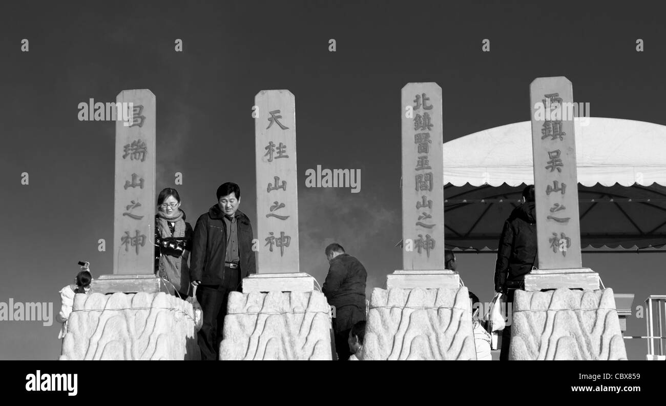 Besucher von einem temporären Altar während der Chinese New Year Tempel fair im Ditan Park Stockfoto