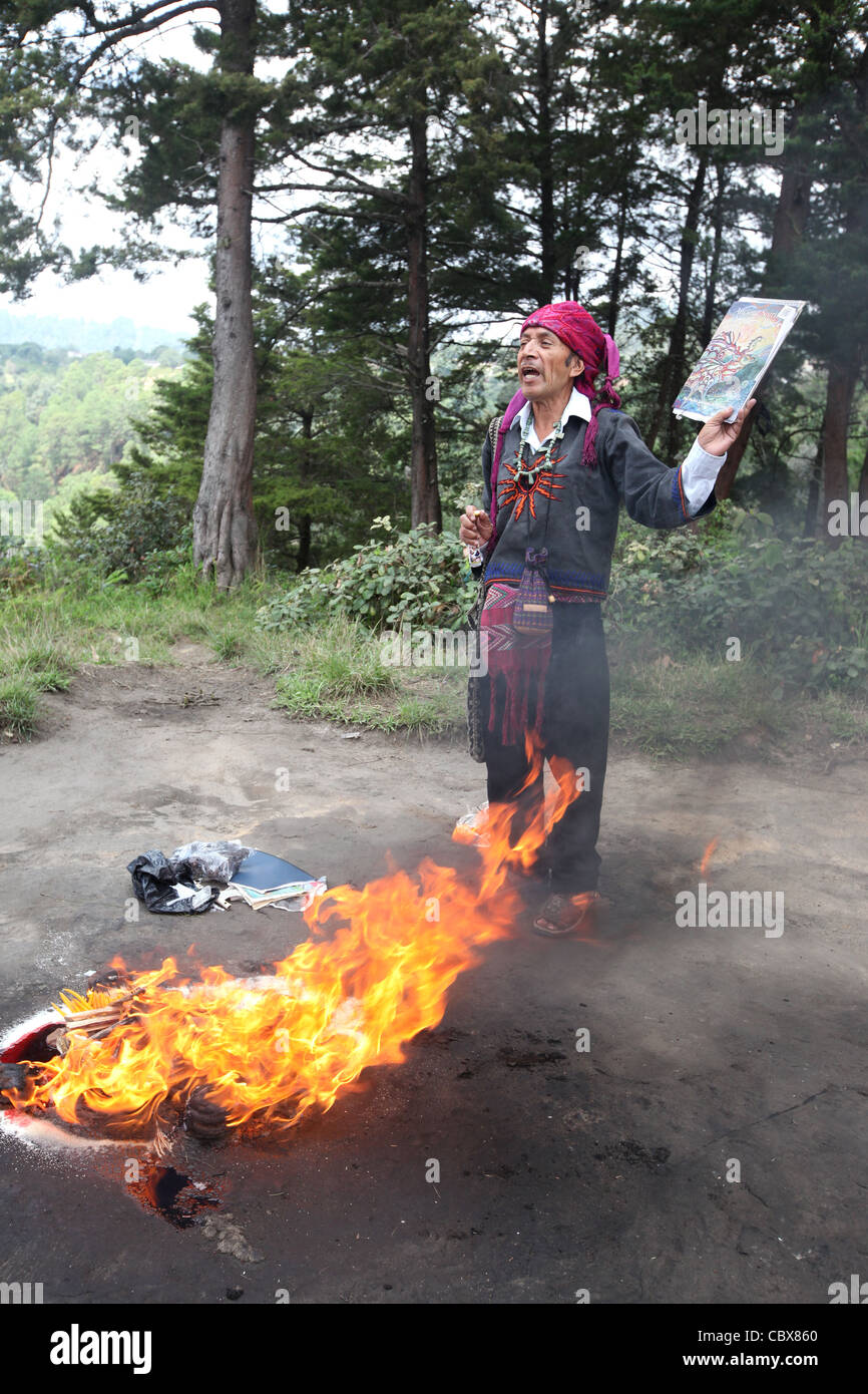Maya Priester in Chichicastenango, Guatemala, tut eine Angebot