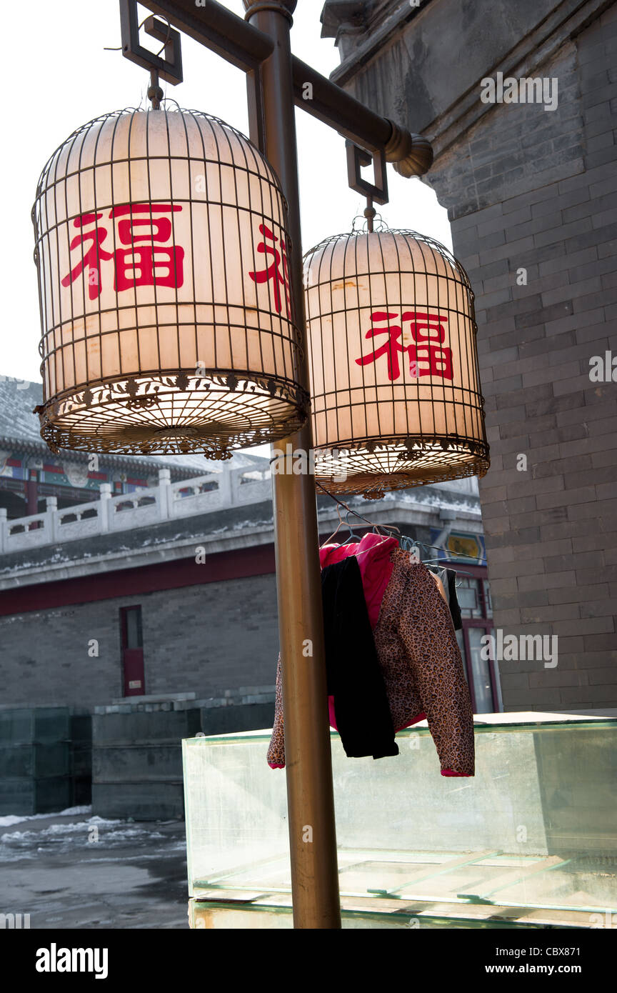 Gaobeidian, Beijing. Laternen und Wäsche draußen hängen. Stockfoto