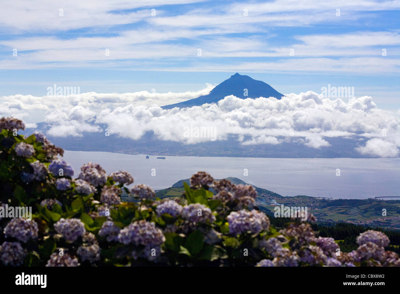 Rund um die Caldeira Fayal. Blick über das Wasser zu Berg Pico Stockfoto