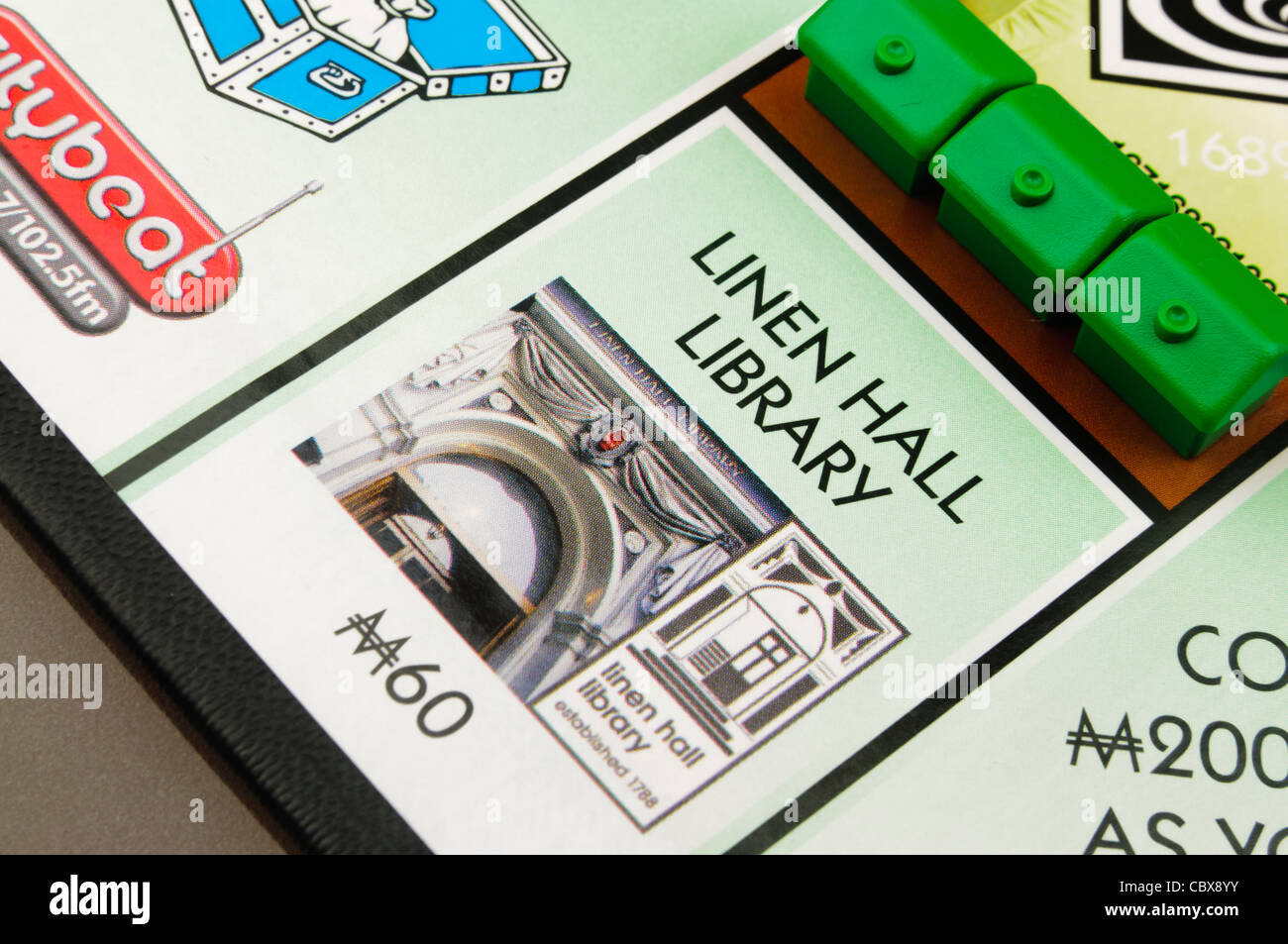 Belfast-Monopol: Bau von Häusern auf Linenhall Bibliothek Stockfoto