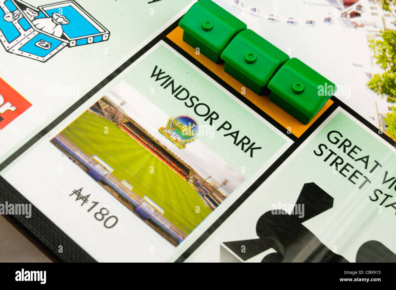 Belfast-Monopol: Bau von Häusern auf Windsor Park Football Ground Stockfoto