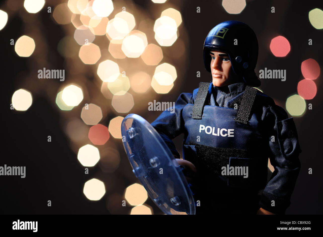 Polizisten in Kampfmontur Stockfoto