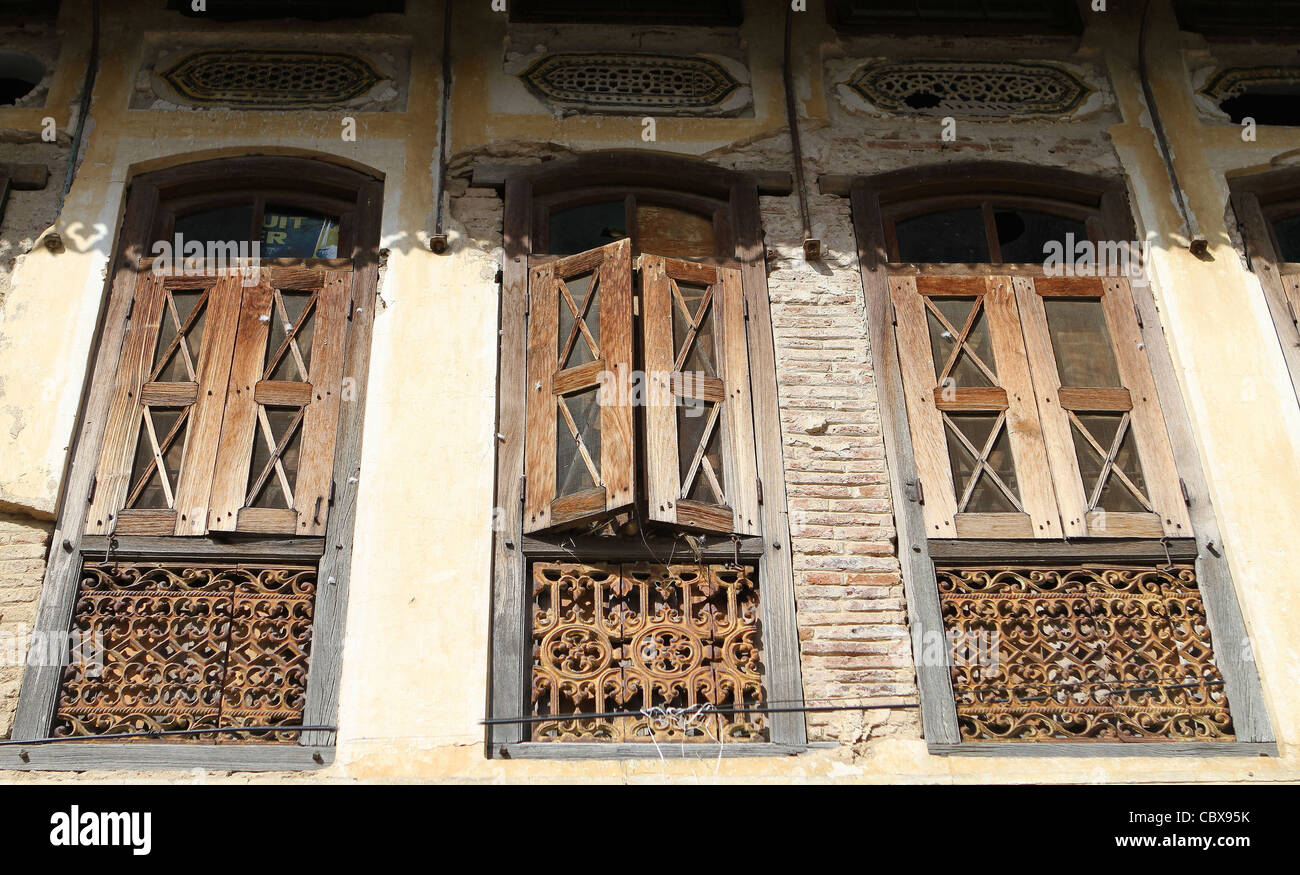 Alte Fensterläden aus Holz für ein Haus in Bundi. Rajasthan. Indien Stockfoto