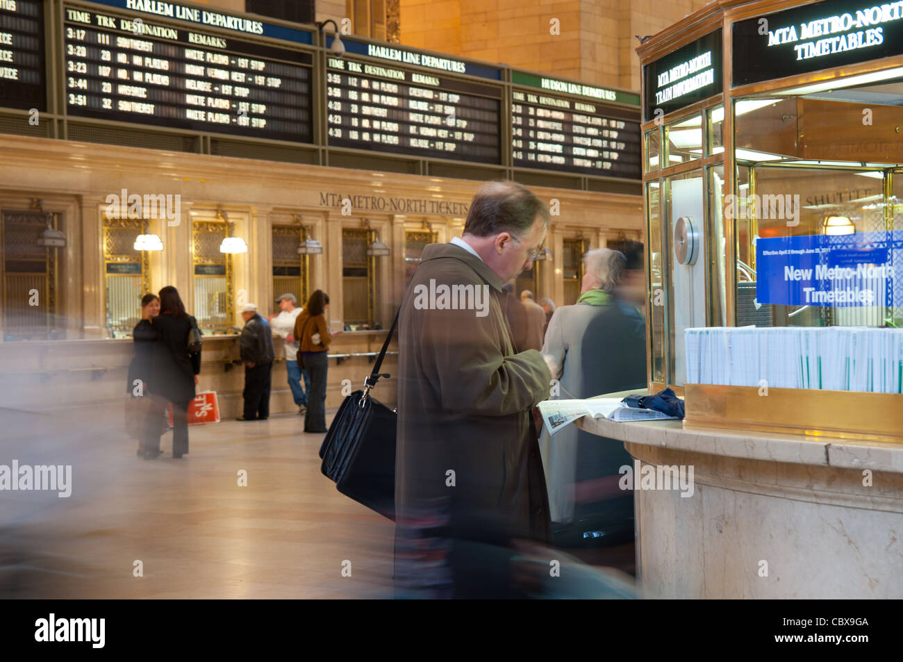 Verwischten Spuren von Menschen zu Fuß schnell im Grand Central Terminal in Manhattan, New York City Stockfoto