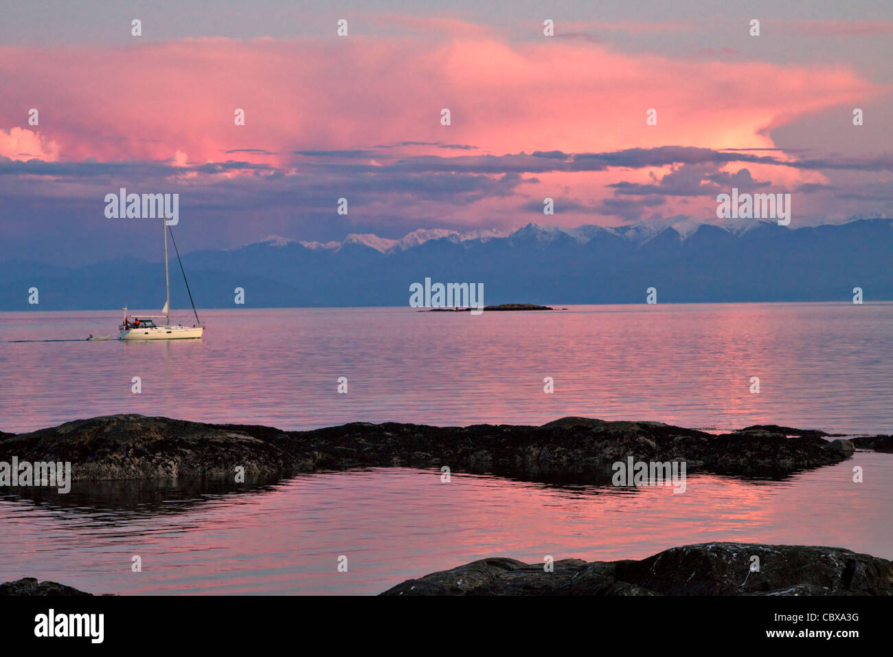 Ein Segelboot nach Hause in der Dämmerung geht Rinder Point, Victoria. Stockfoto