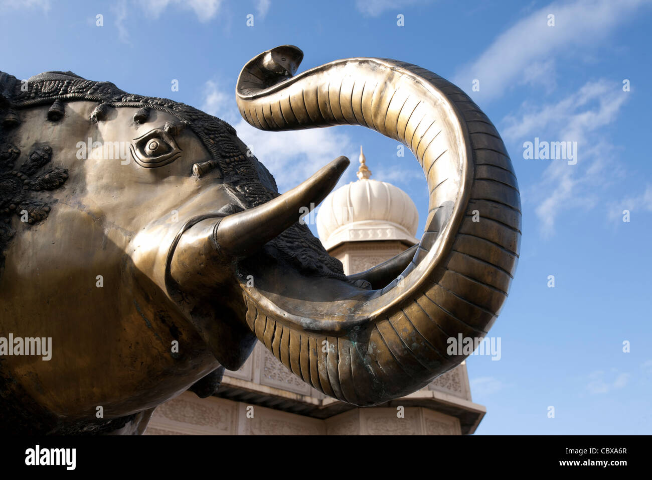Bronze-Elefanten-Statue an einem Hindu Sri Sri Radha Krishna Tempel in Spanish Fork, Utah. Don Despain Wiederaufleben Foto. Stockfoto
