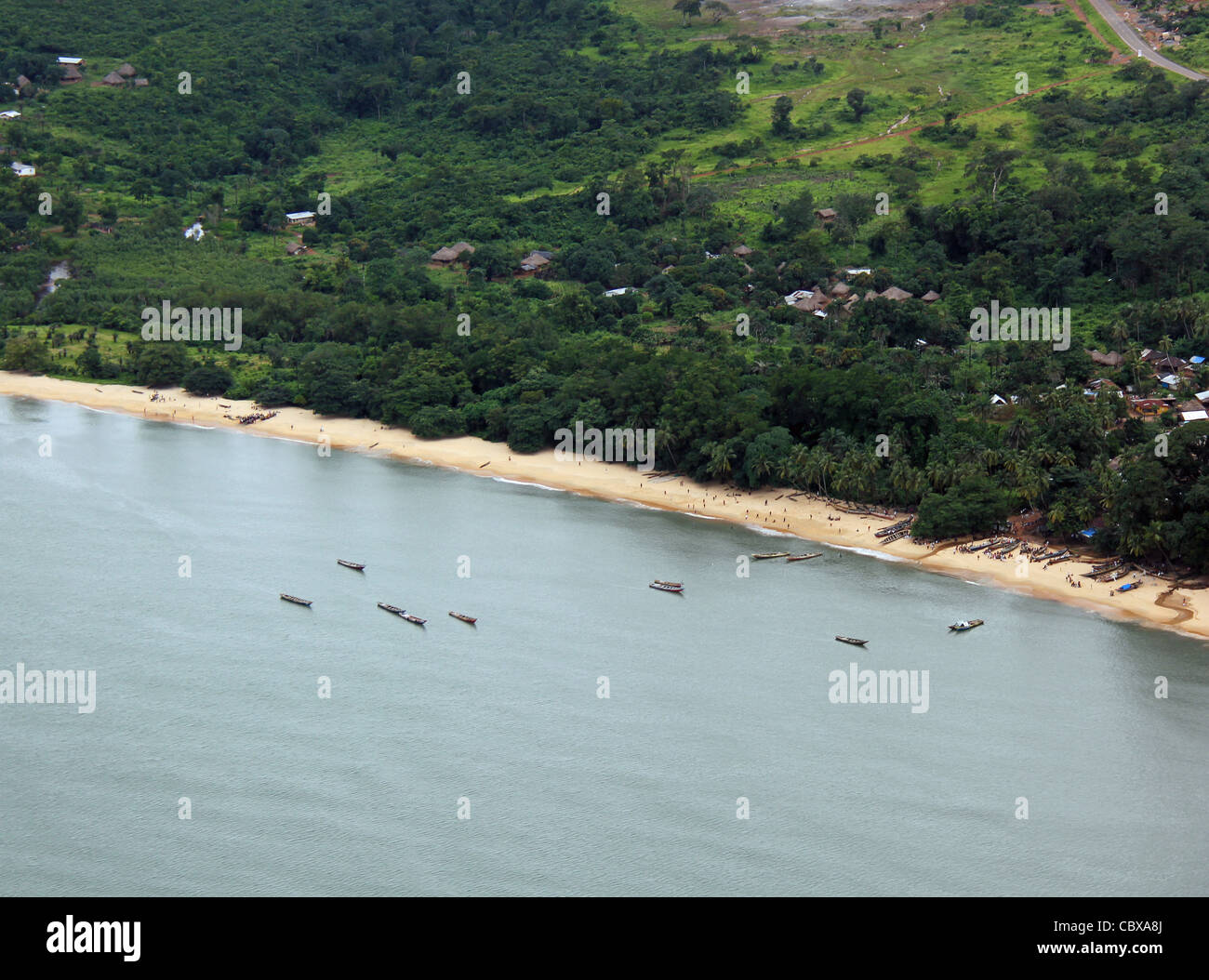 Angelboote/Fischerboote aus einem Strand auf der Halbinsel von Freetown, Sierra Leone Stockfoto