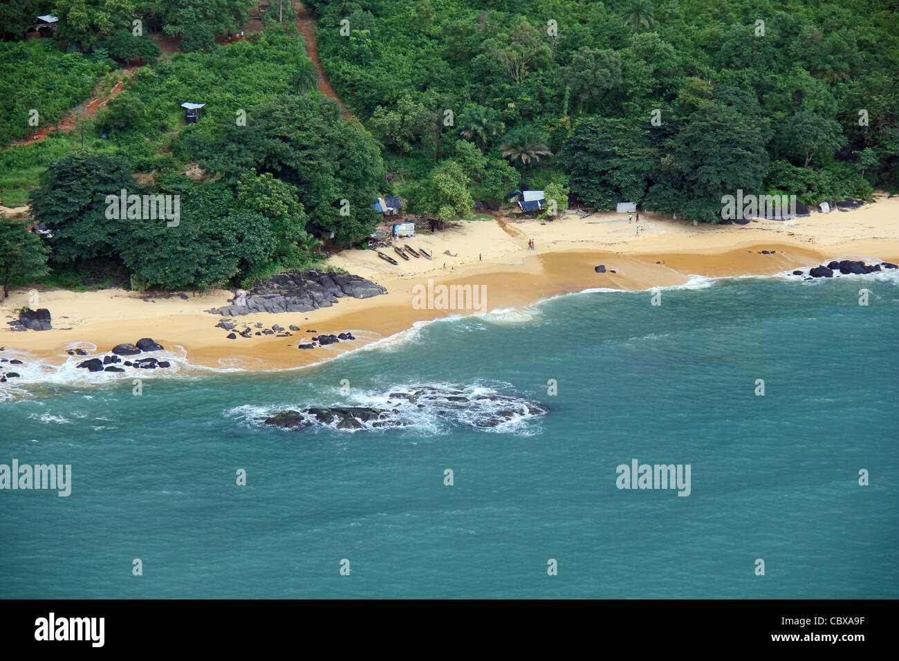 Luftaufnahme von einem Strand auf der Halbinsel von Freetown, Sierra Leone Stockfoto