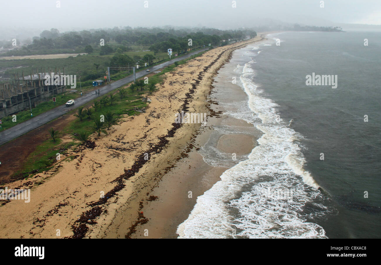 Luftaufnahme von einem Strand verschmutzt durch Sargassum-Algen (angeblich verursacht durch Offshore-Ölförderung) in Sierra Leone Stockfoto