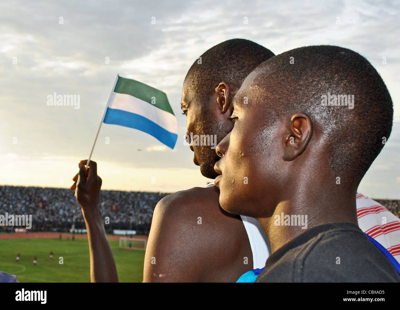 Fußball-Fans im Stadion in Freetown, Sierra Leone Stockfoto