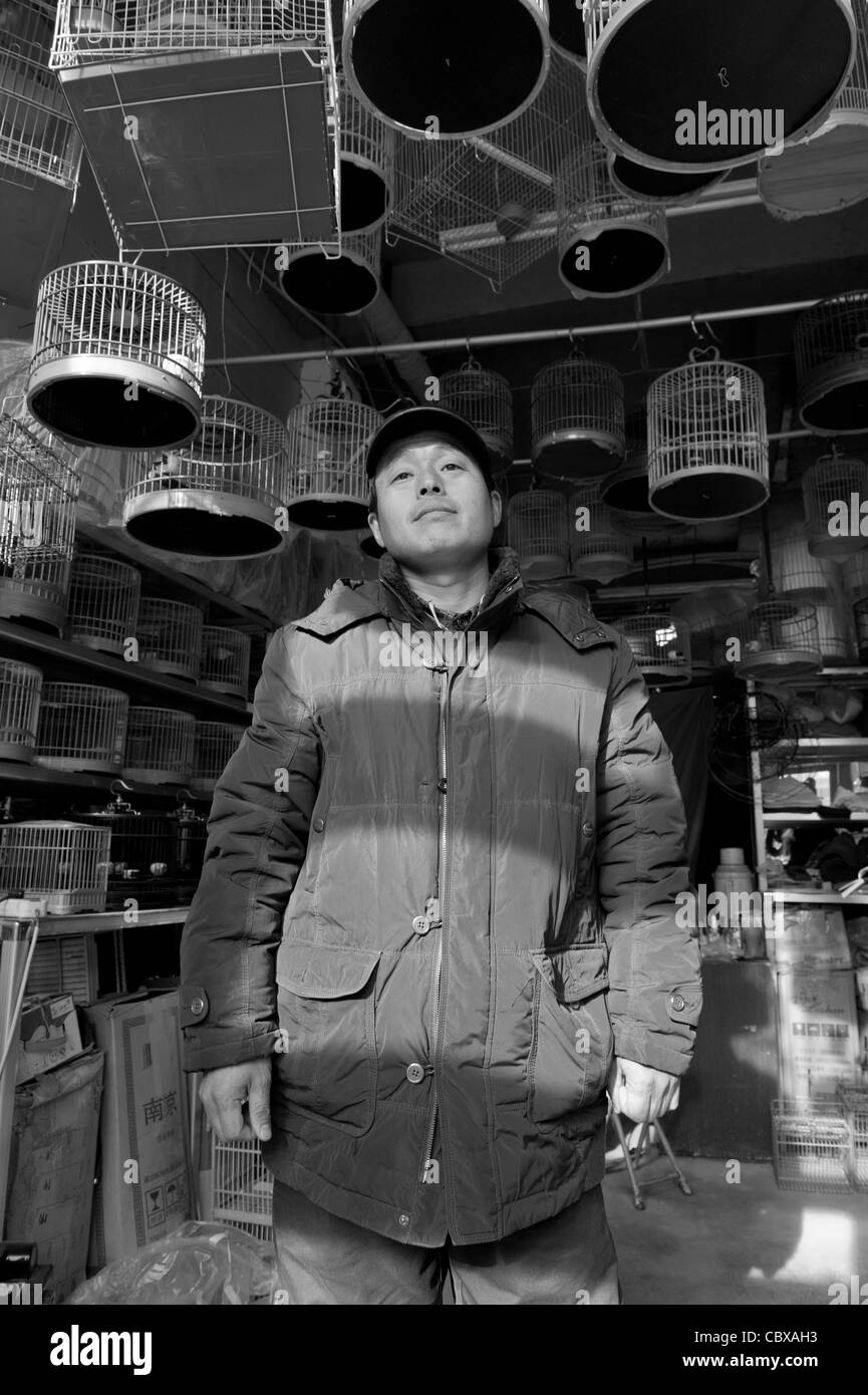 Gaobeidian, Beijing. Porträt von Herr Wu, der Vogel Käfige und Busch Grillen verkauft. Stockfoto