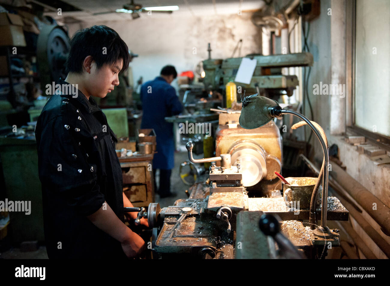 Arbeiter in der Metallurgie-Werkstatt Stockfoto