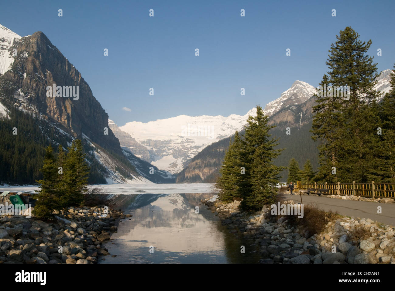 Gefrorenen See und Berge, Lake Louise, Banff, Alberta, Kanada Stockfoto