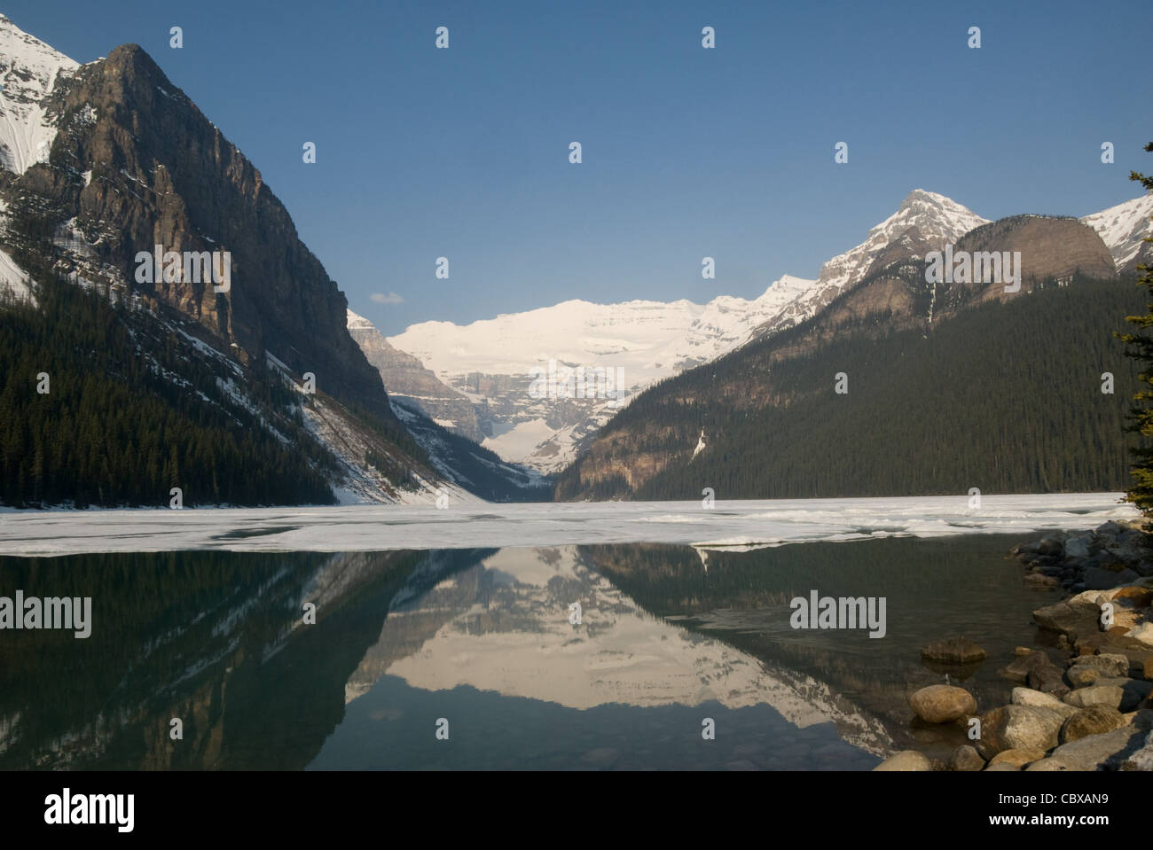 Gefrorenen See und Berge, Lake Louise, Banff, Alberta, Kanada Stockfoto