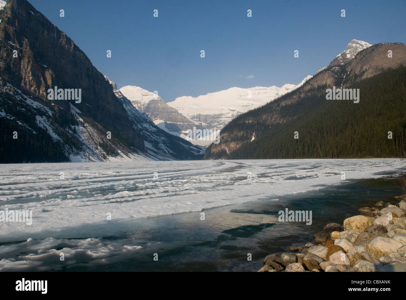 Gefrorenen See und Berge, Lake Louise, Banff, Alberta, Kanada Stockfoto