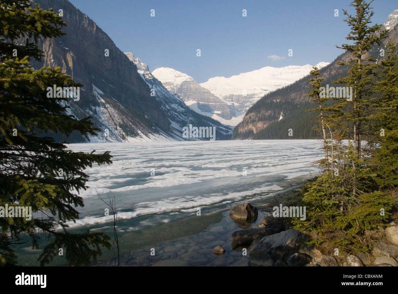 Gefrorenen See und Berge, Lake Louise, Banff, Alberta, Kanada Stockfoto