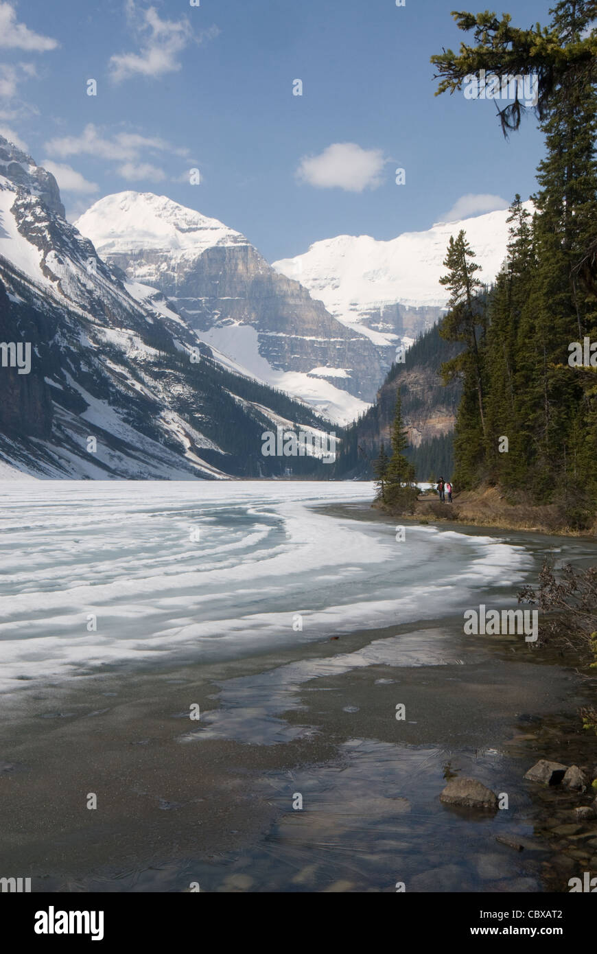 Gefrorenen See und Berge, Lake Louise, Banff, Alberta, Kanada Stockfoto