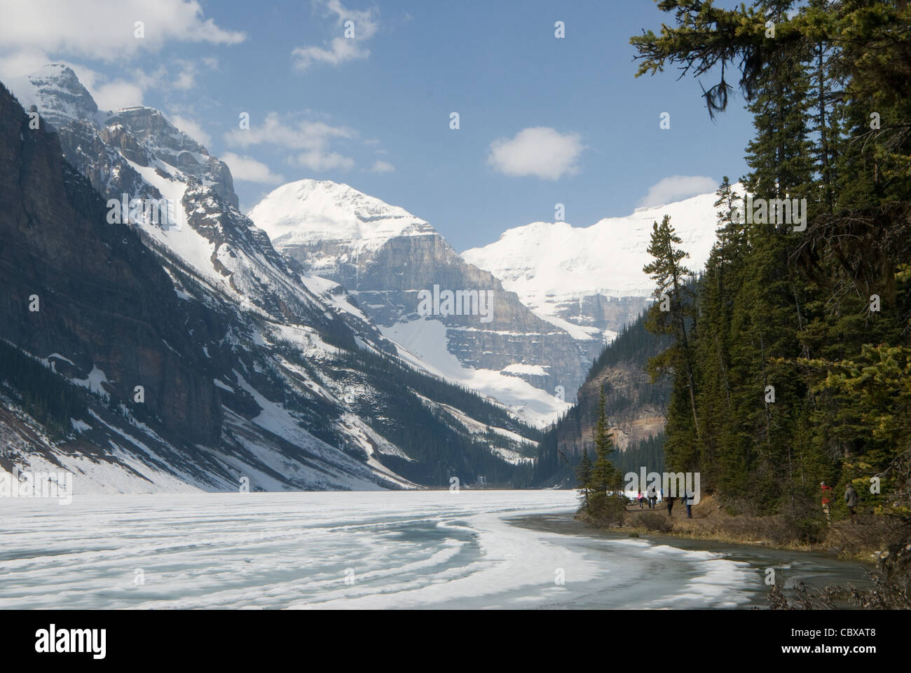 Gefrorenen See und Berge, Lake Louise, Banff, Alberta, Kanada Stockfoto