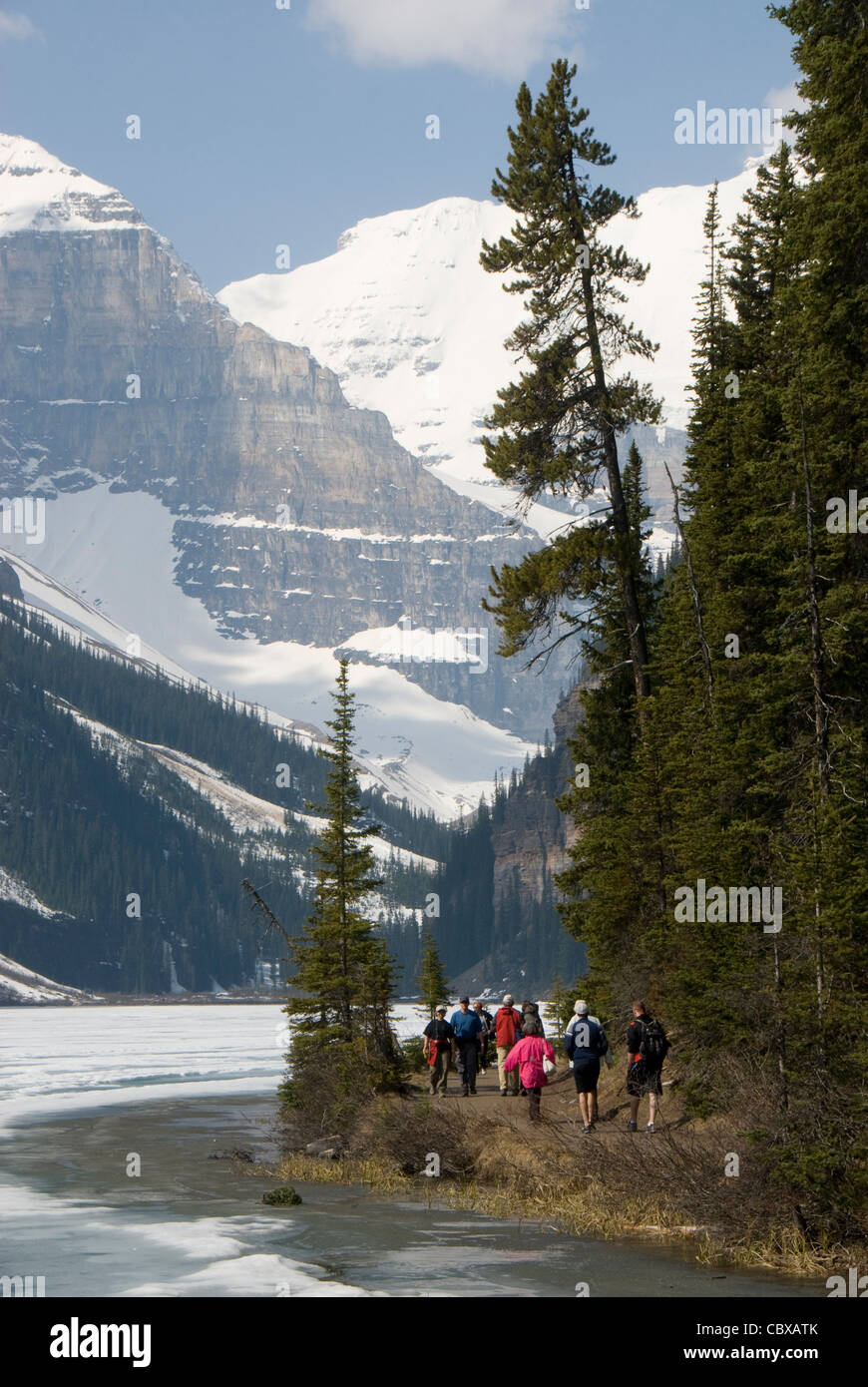 Menschen zu Fuß auf Weg neben Lake Louise, Banff, Alberta, Kanada Stockfoto