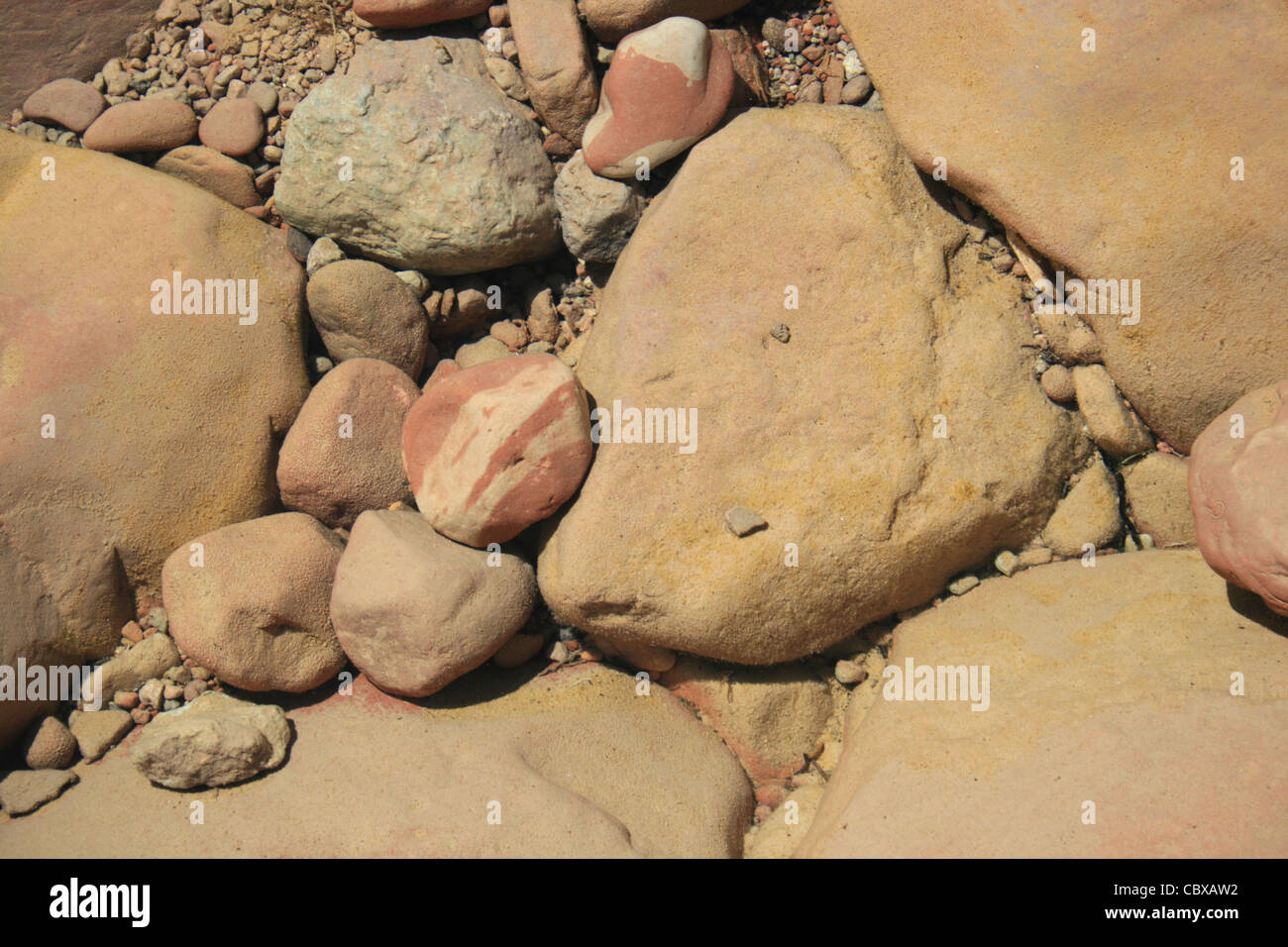 Unterwasser bunte runden Kieselsteinen und Pflastersteinen in einem Flussbett Stockfoto